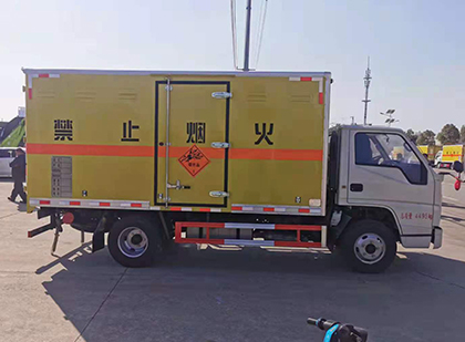 英吉沙爆破器材运输车工人安全操作规范与智能技术保障